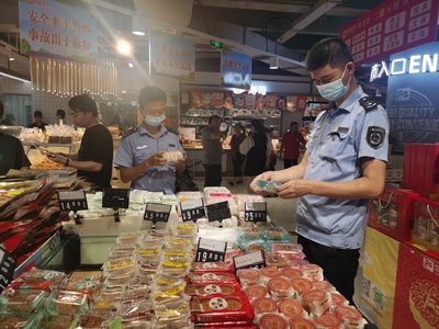專項檢查?！拔浮卑踩?，縣市場監管局嚴把中秋月餅質量關